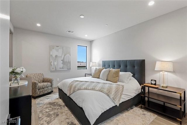 bedroom featuring light wood-style flooring, visible vents, and recessed lighting