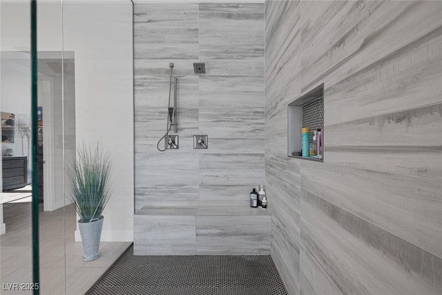 bathroom featuring a tile shower