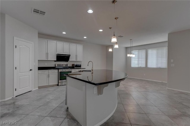 10273 Aragon Crown Rd, Las Vegas, NV 89135 - kitchen with stainless steel range oven, a sink, dark countertops, light tile patterned floors, and baseboards