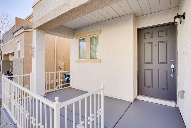 property entrance featuring a balcony