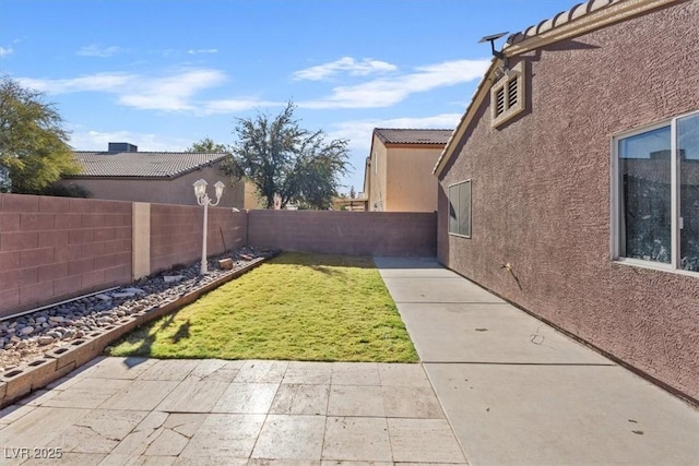 view of yard featuring a patio