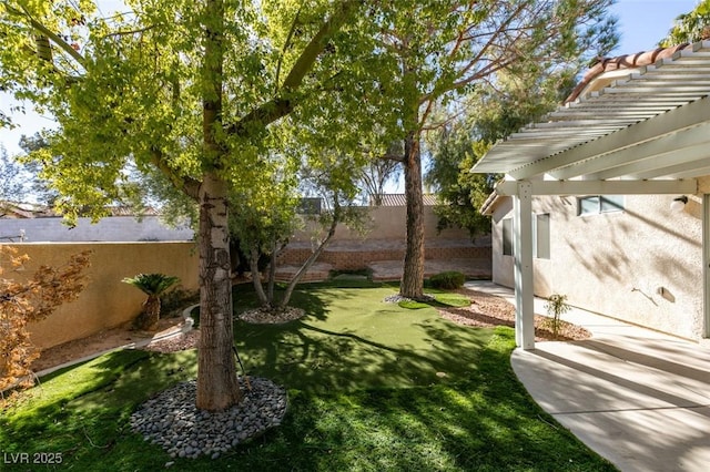 view of yard featuring a pergola