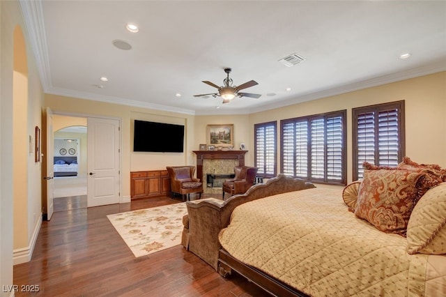 bedroom featuring ceiling fan, dark hardwood / wood-style floors, and crown molding