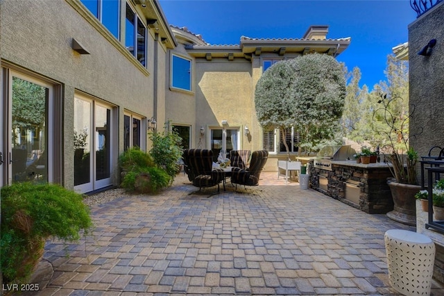 view of patio featuring an outdoor kitchen and grilling area