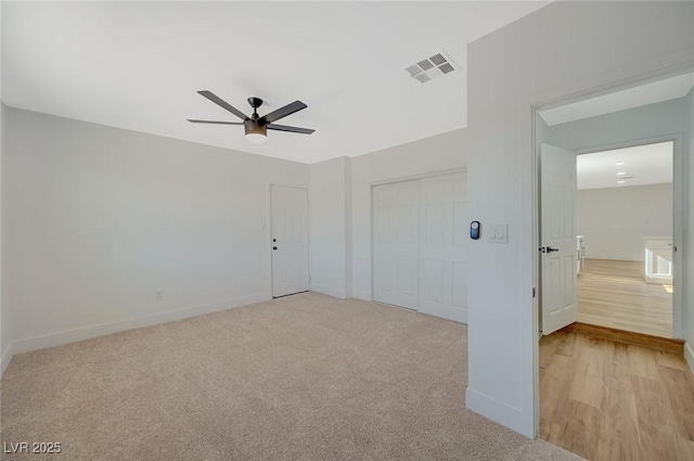 carpeted empty room featuring ceiling fan