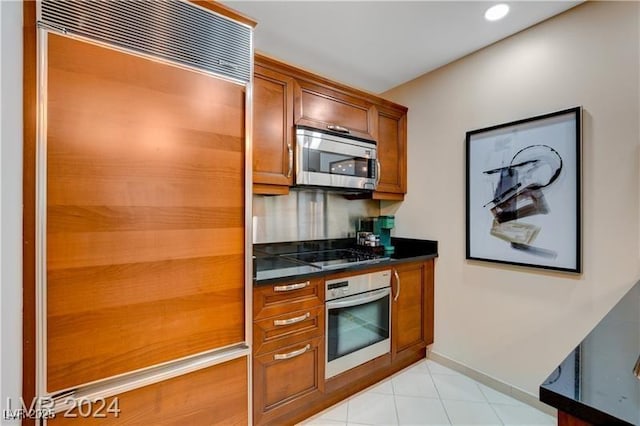 kitchen featuring backsplash and appliances with stainless steel finishes