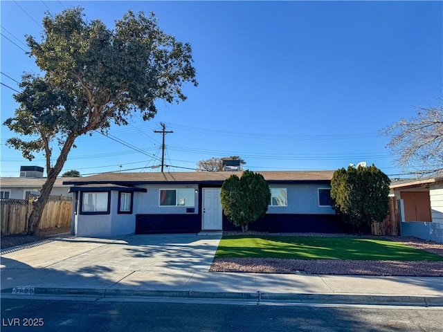 ranch-style house featuring a front yard