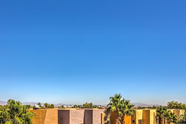 view of yard featuring a mountain view