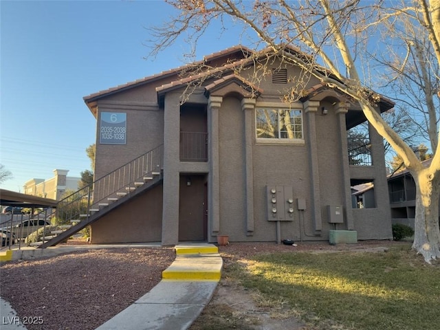 view of front of home featuring a front yard