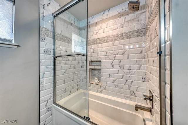 bathroom with combined bath / shower with glass door