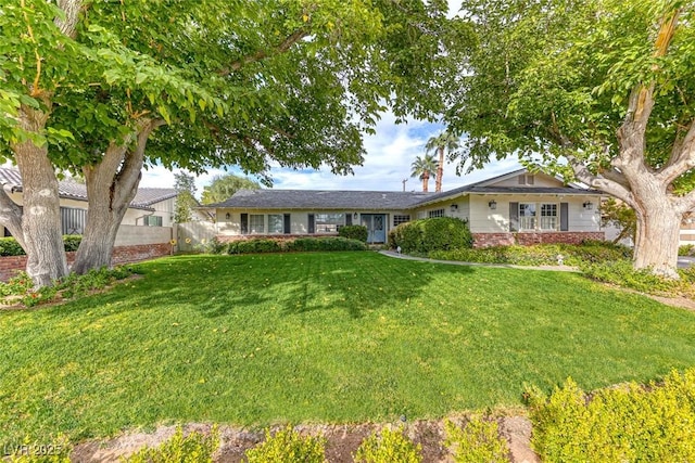 ranch-style house featuring a front yard