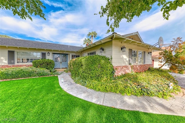 single story home featuring a front yard