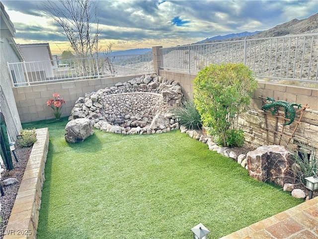 view of yard featuring a mountain view