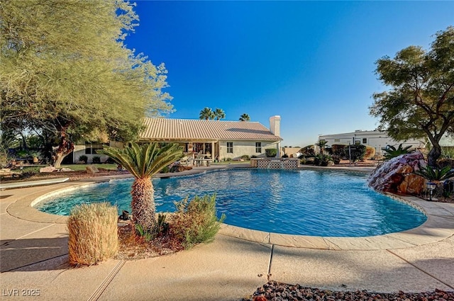 view of pool with pool water feature