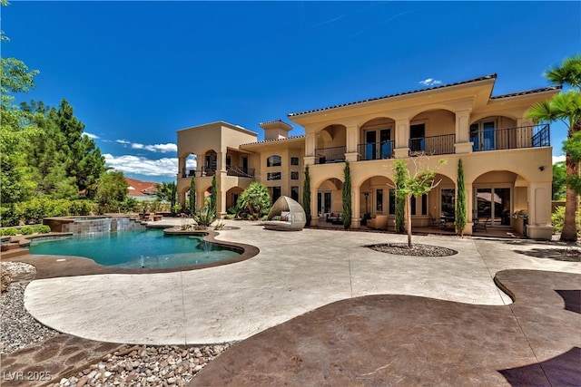 view of swimming pool with an in ground hot tub and a patio area