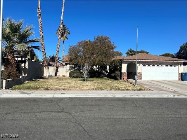 view of front facade featuring a garage and a front yard