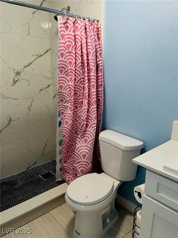 bathroom with vanity, curtained shower, and toilet