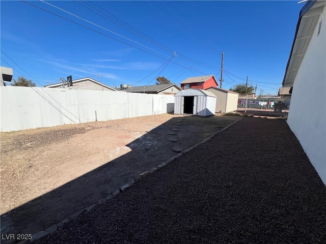 view of yard featuring a storage unit