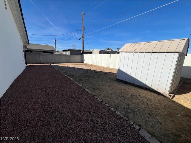 view of yard with a shed