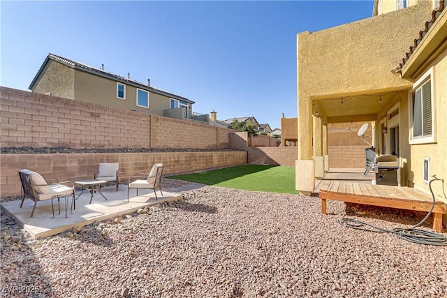 view of yard featuring a patio area