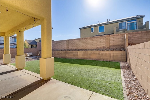 view of yard featuring a patio area