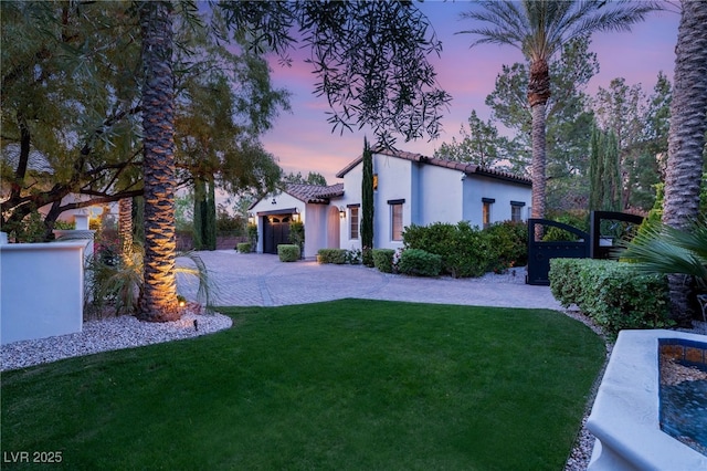 view of yard at dusk