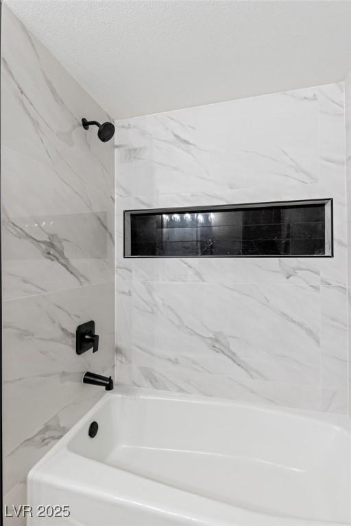 bathroom featuring tiled shower / bath combo