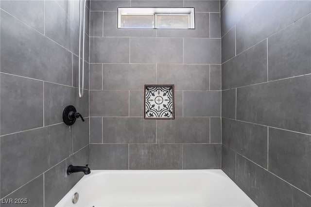 bathroom with tiled shower / bath