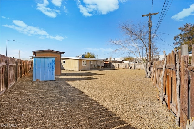 view of yard featuring a storage shed