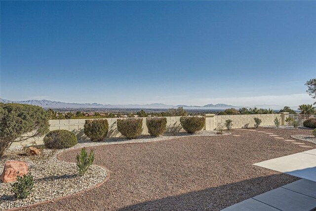 view of yard featuring a mountain view