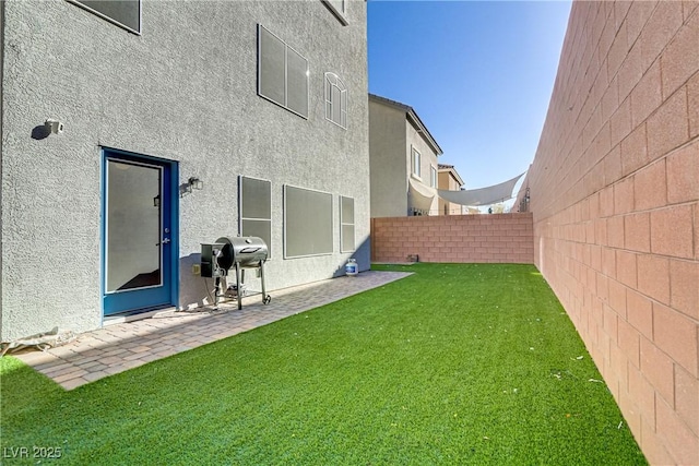 view of yard featuring a patio