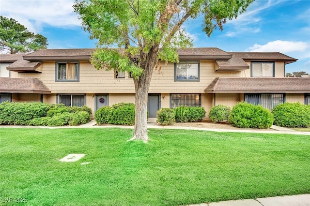 townhome / multi-family property featuring a front yard