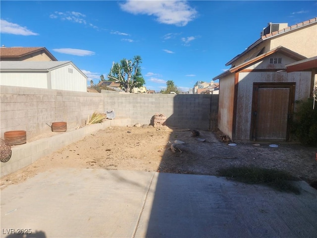 view of yard with a storage unit