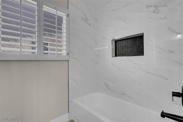 bathroom featuring tiled shower / bath combo