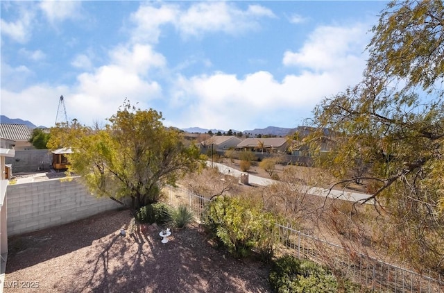 view of yard with a mountain view