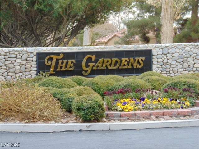 view of community / neighborhood sign