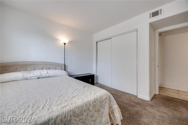 bedroom featuring carpet floors and a closet