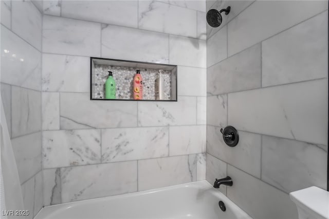 bathroom with tiled shower / bath combo