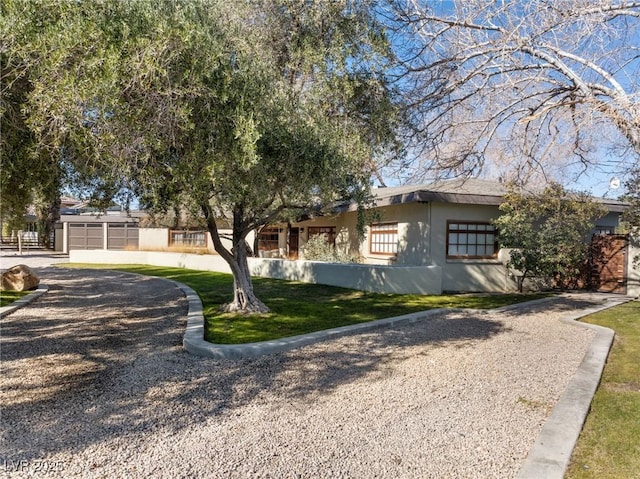 view of front of house featuring a front lawn