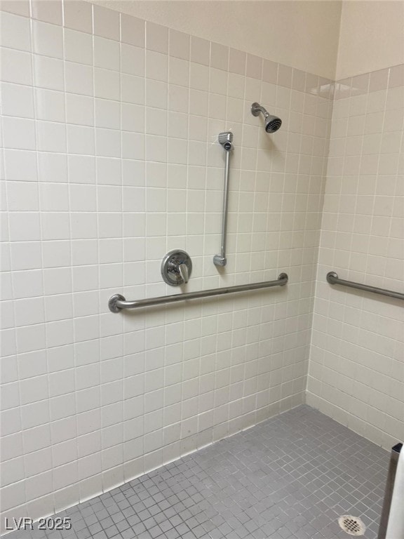 bathroom featuring a tile shower