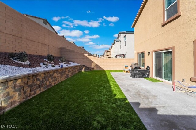 view of yard featuring a patio