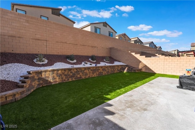 view of yard featuring a patio