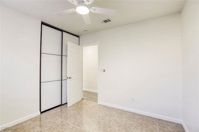 unfurnished bedroom featuring ceiling fan and a closet