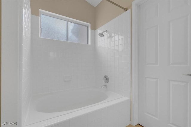 bathroom featuring tiled shower / bath combo