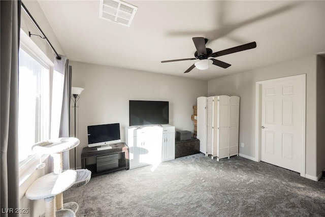 carpeted living room featuring ceiling fan