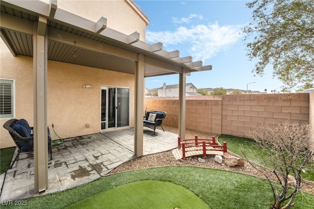 view of yard featuring a patio