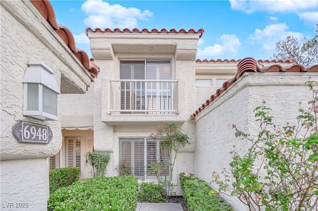 view of front of property featuring a balcony