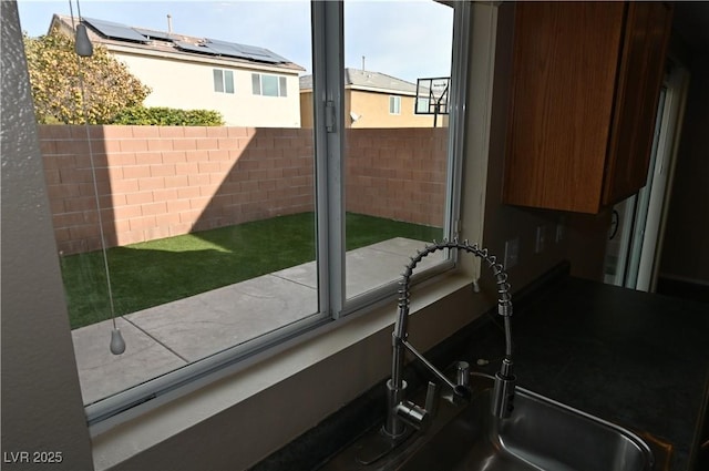 entryway featuring sink