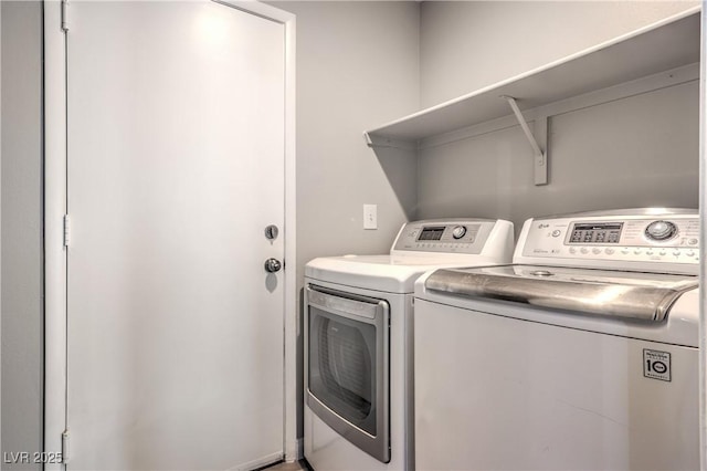 washroom featuring washing machine and clothes dryer