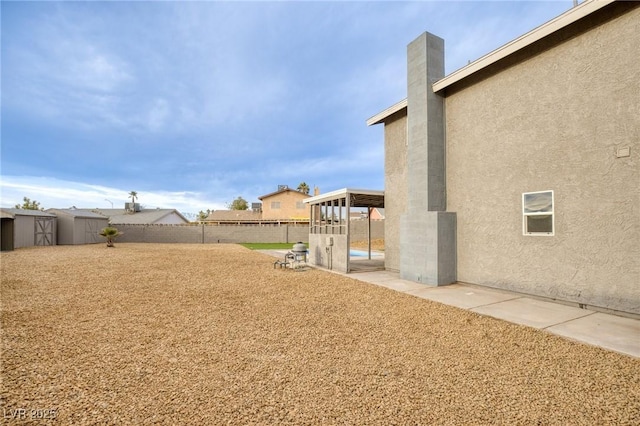 view of yard featuring a storage shed